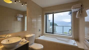 Suite, 2 slaapkamers, uitzicht op meer | Luxe beddengoed, een bureau, een laptopwerkplek