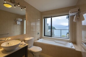 Suite, 2 habitaciones, vista al lago | Ropa de cama de alta calidad y escritorio 