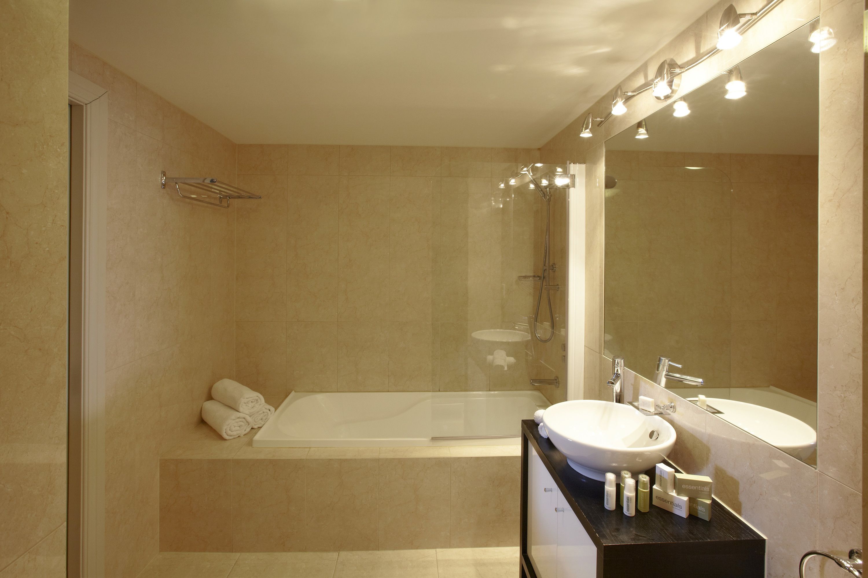 Shower, rainfall showerhead, free toiletries, hair dryer