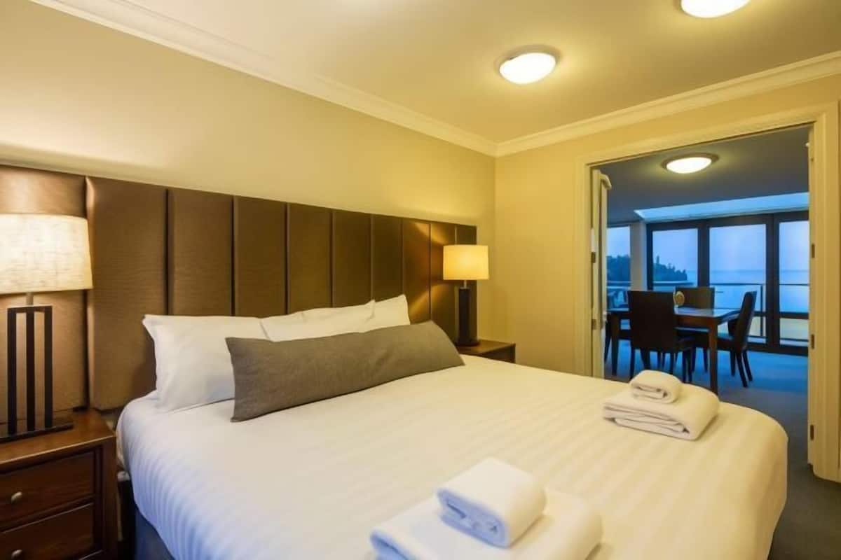 Ropa de cama de alta calidad y escritorio