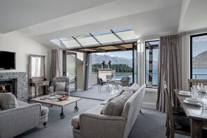 Peralatan tempat tidur premium, meja, ruang kerja komputer riba 