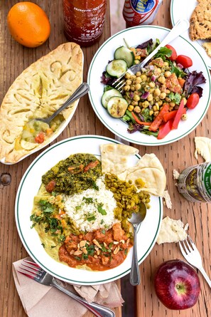 5 restaurantes; se sirven desayunos, comidas y cenas
