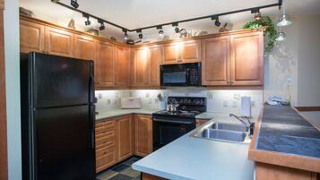 Standard Condo, 2 Bedrooms | Private kitchen