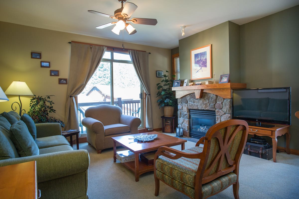 Standard Condo, 2 Bedrooms | Living room | TV, fireplace, DVD player