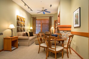 Standard-Apartment, 2 Schlafzimmer | Wohnbereich | Fernseher, Kamin, DVD-Player