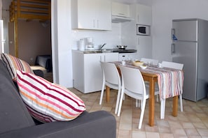 T1 Cabin | Private kitchenette | Full-sized fridge, microwave, stovetop, dishwasher - Résidence Cala Bianca (Borgo)