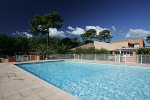 2 outdoor pools, open 10:00 AM to 8:00 PM, pool loungers - Résidence Cala Bianca (Borgo)