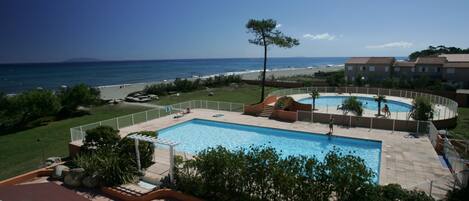 2 つの屋外プール、営業時間 10:00 ~ 20:00、サンラウンジャー