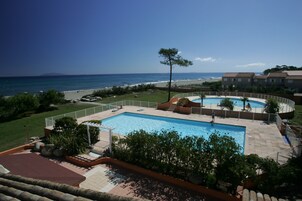 2 piscinas al aire libre (de 10:00 a 20:00), tumbonas