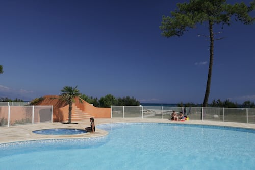 2 piscine all'aperto, con ingresso dalle 10:00 alle 20:00, lettini