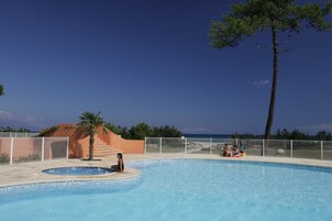 2 piscinas al aire libre, sillones reclinables de piscina