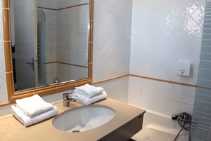 Apartamento, 1 habitación | Baño | Bañera y toallas