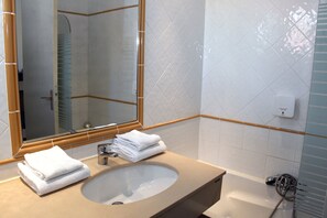 Appartement, 1 chambre | Salle de bain | Baignoire, serviettes fournies
