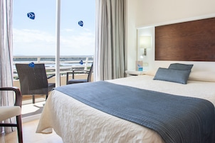 Single Room, Balcony | Minibar, in-room safe, desk, blackout drapes