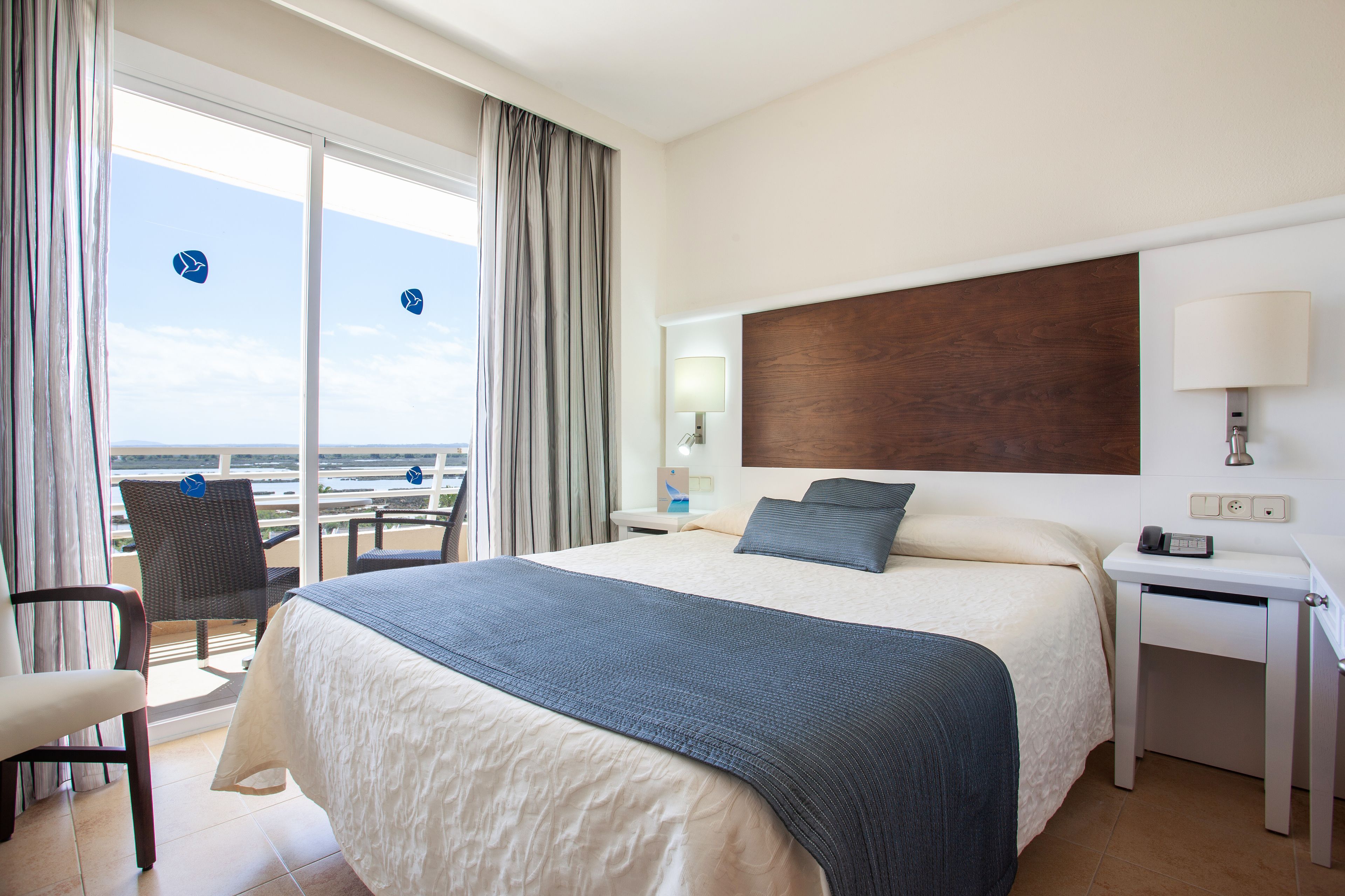 Single Room, Balcony | Minibar, in-room safe, desk, blackout curtains