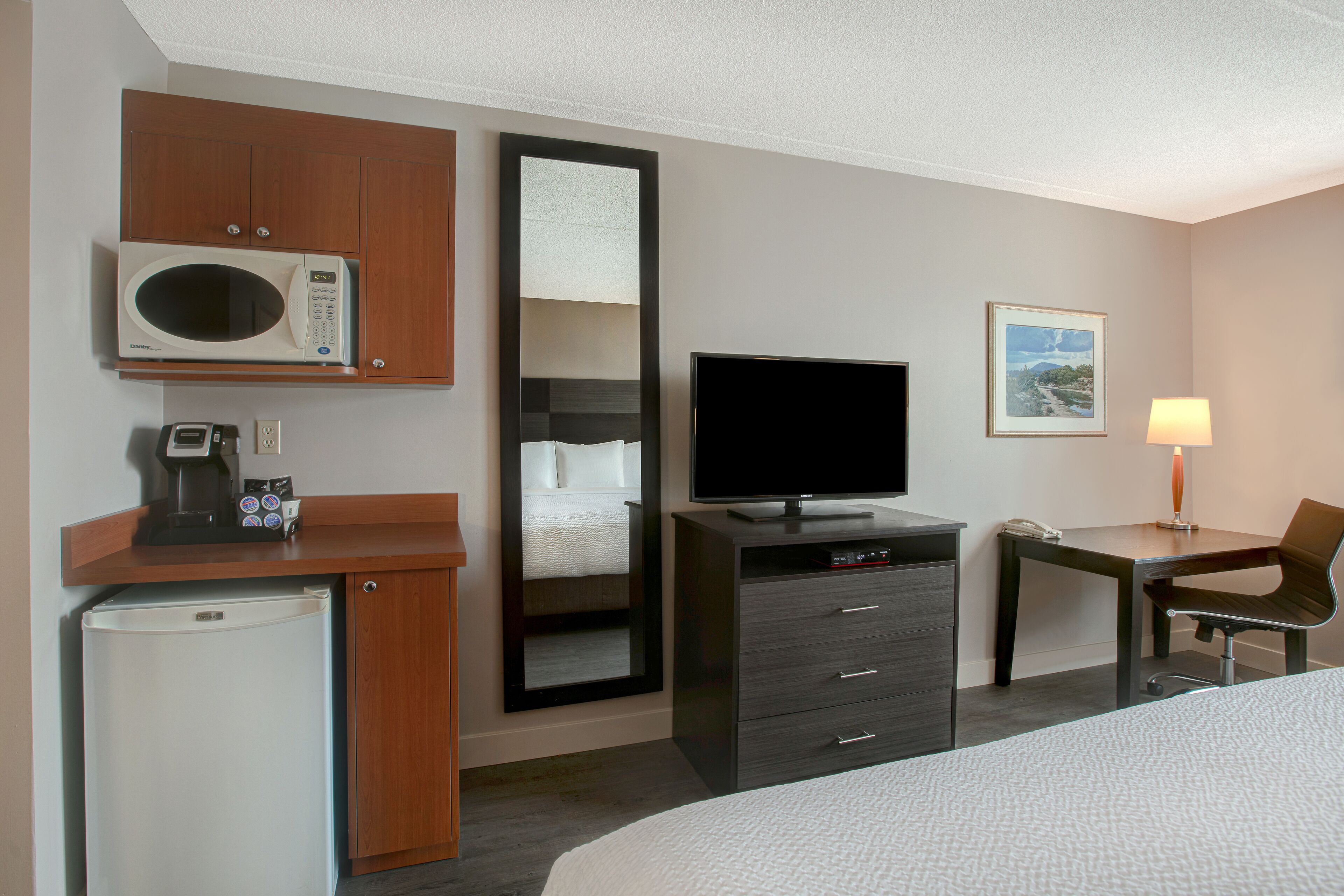 standard room, 1 king bed, non smoking | desk, blackout curtains, iron/ironing board, free wifi