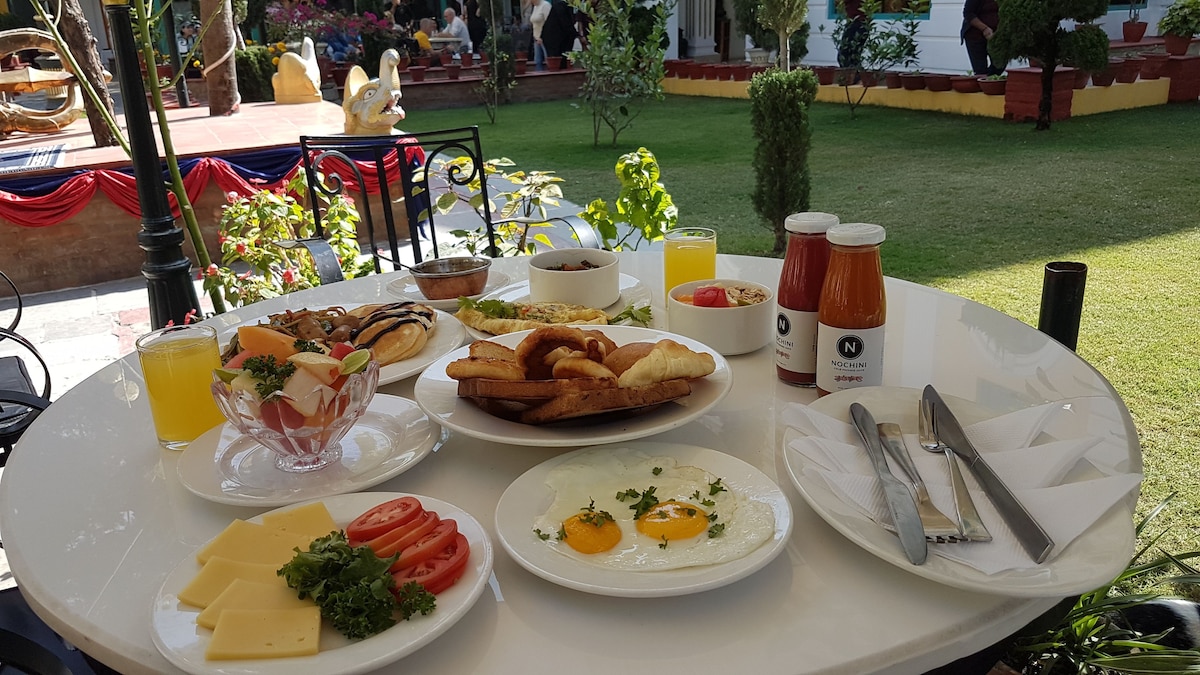 朝食 (ビュッフェ)、毎日提供 (1 名様 15 USD)