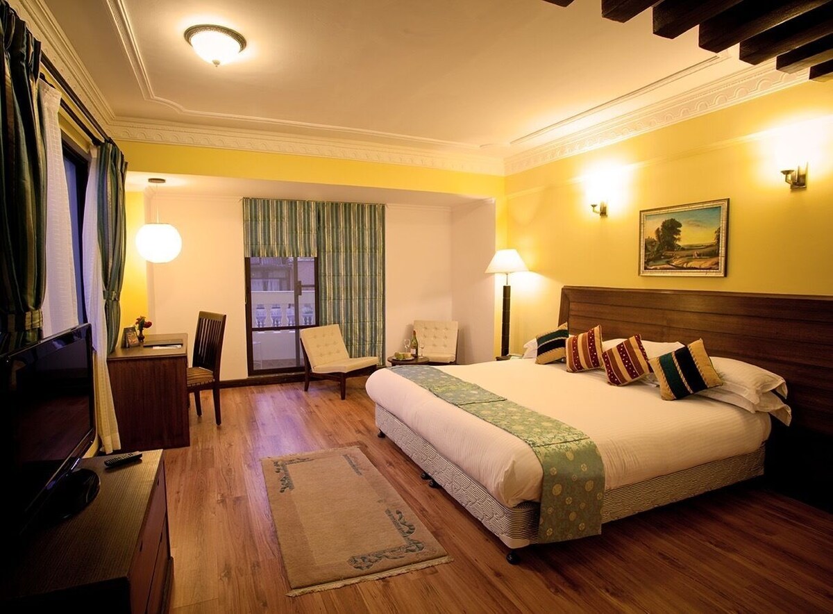 トラディショナル スイート ガーデンビュー | 客室ごとに異なる装飾、客室ごとに異なるインテリア、デスク、アイロン / アイロン台