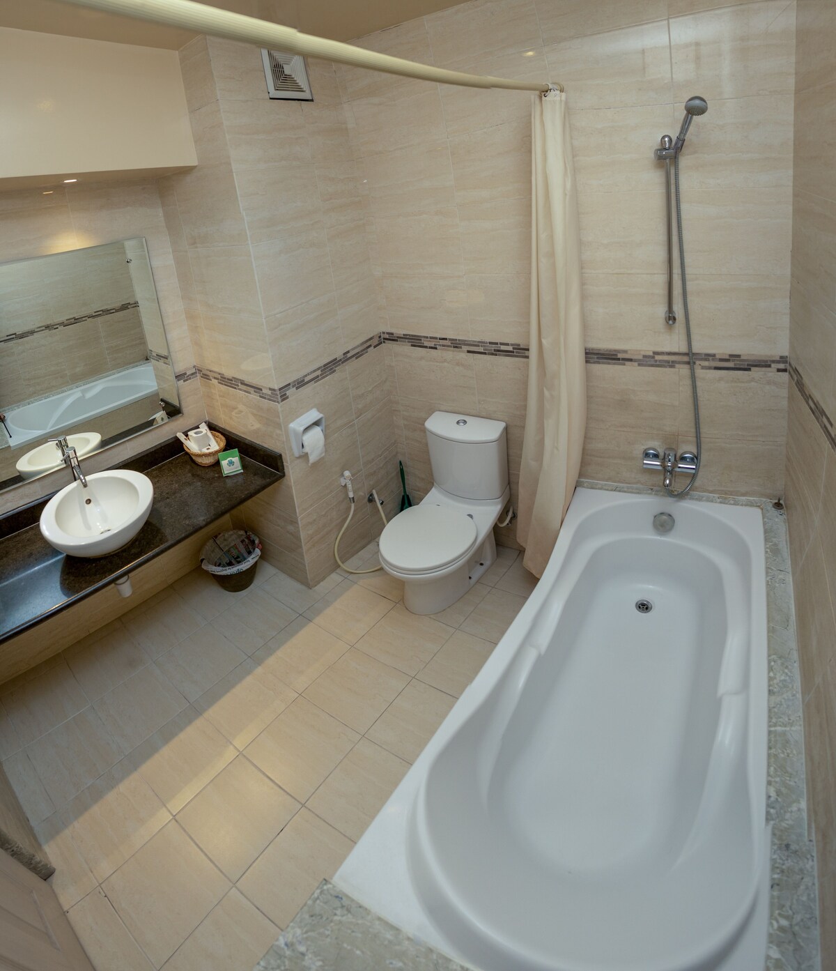 トラディショナル スイート ガーデンビュー | バスルーム | シャワー、バスアメニティ (無料)、ヘアドライヤー、タオル