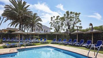 2 piscines extérieures, parasols de plage, chaises longues