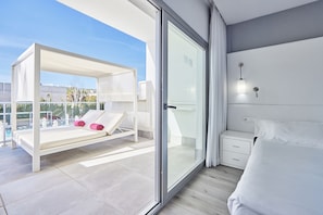Habitació Deluxe, vistes a la piscina (Balibed) | 1 dormitori, caixa forta a l'habitació i planxa i posts de planxar