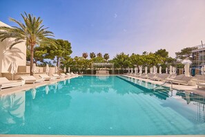 Piscine extérieure (ouverte en saison), parasols de plage