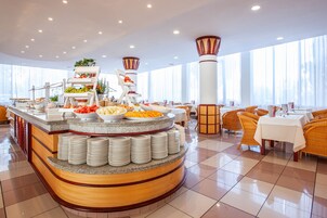 供应早餐和晚餐