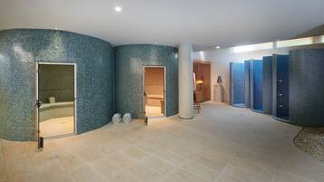 Een sauna, een bubbelbad, een Turks bad/hammam, lichaamsbehandelingen