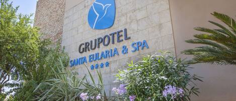 Ein Schild mit dem Logo und dem Namen Grupotel Santa Eularia & Spa.
