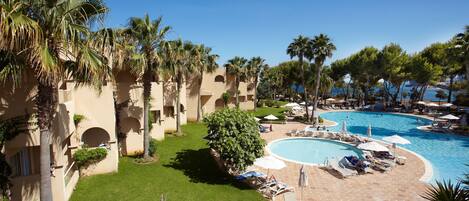 Indendørs pool, udendørs pool, parasoller, liggestole