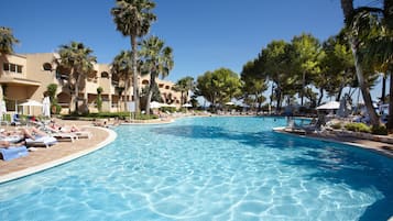 Piscine couverte, piscine extérieure, parasols de plage, chaises longues