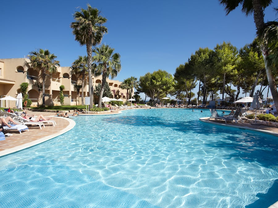 Indendørs pool, udendørs pool, parasoller, liggestole