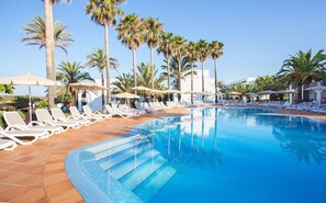 Outdoor pool, pool umbrellas, sun loungers - Grupotel Mar de Menorca (Mahón)