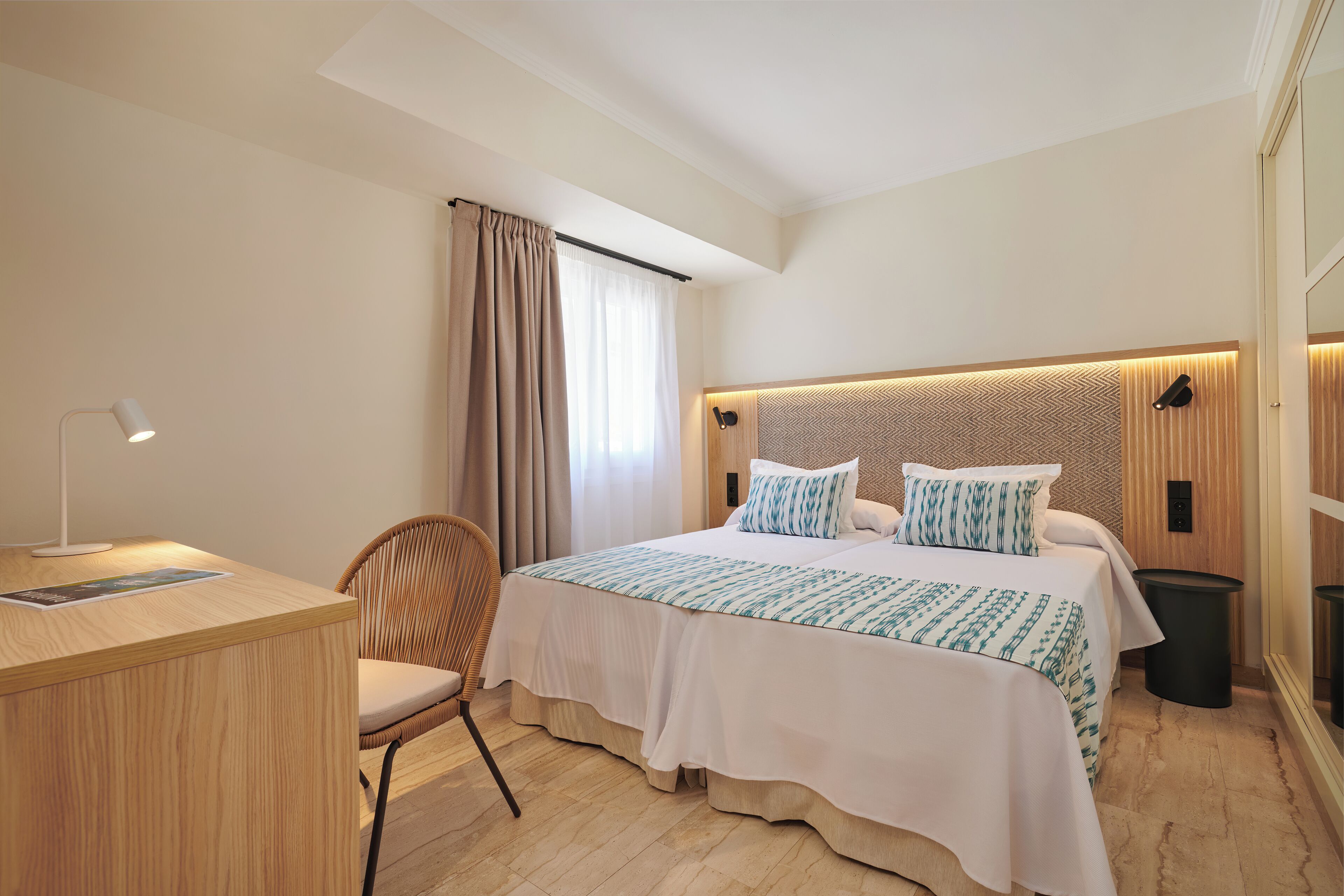 Caja fuerte, sistema de insonorización, wifi gratis y ropa de cama
