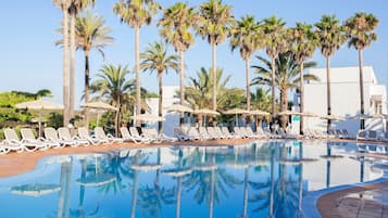 Piscine extérieure, parasols de plage, chaises longues