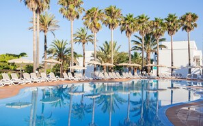 Outdoor pool, pool umbrellas, sun loungers - Grupotel Mar de Menorca (Mahón)