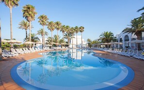 Outdoor pool, pool umbrellas, sun loungers - Grupotel Mar de Menorca (Mahón)