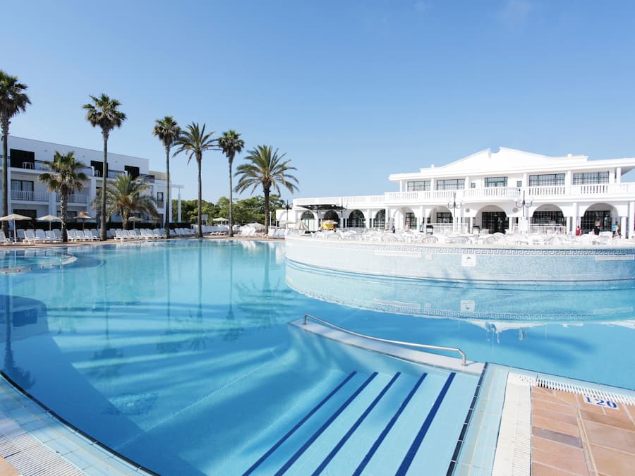 Utomhuspool, parasoller och solstolar