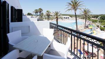 Piscine extérieure, parasols de plage, chaises longues
