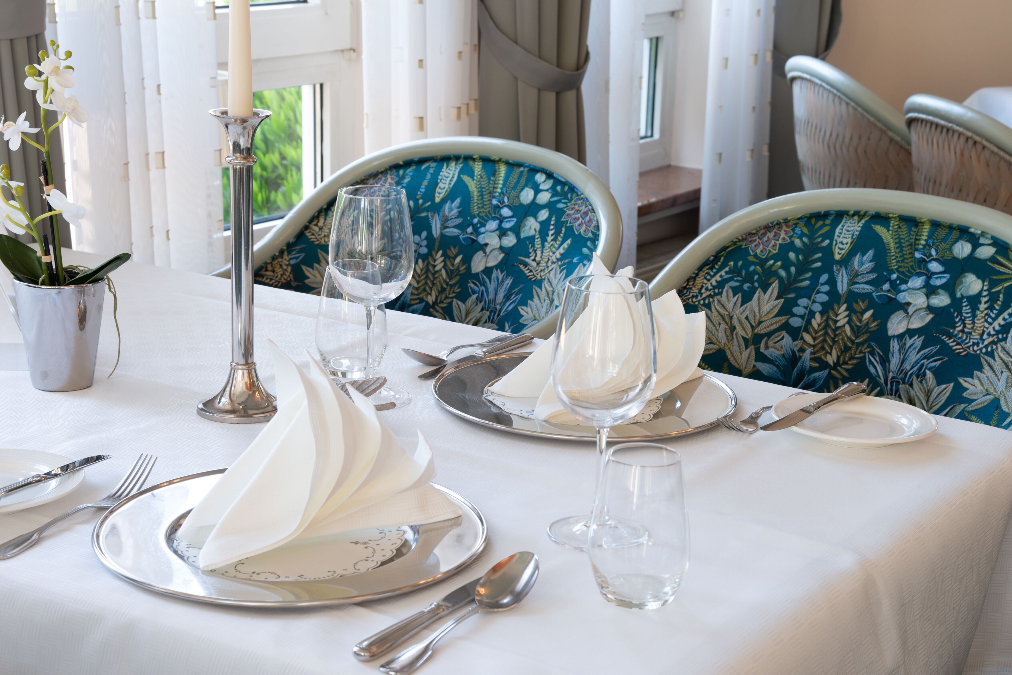 3 restaurants, lunch, dinner served; international cuisine