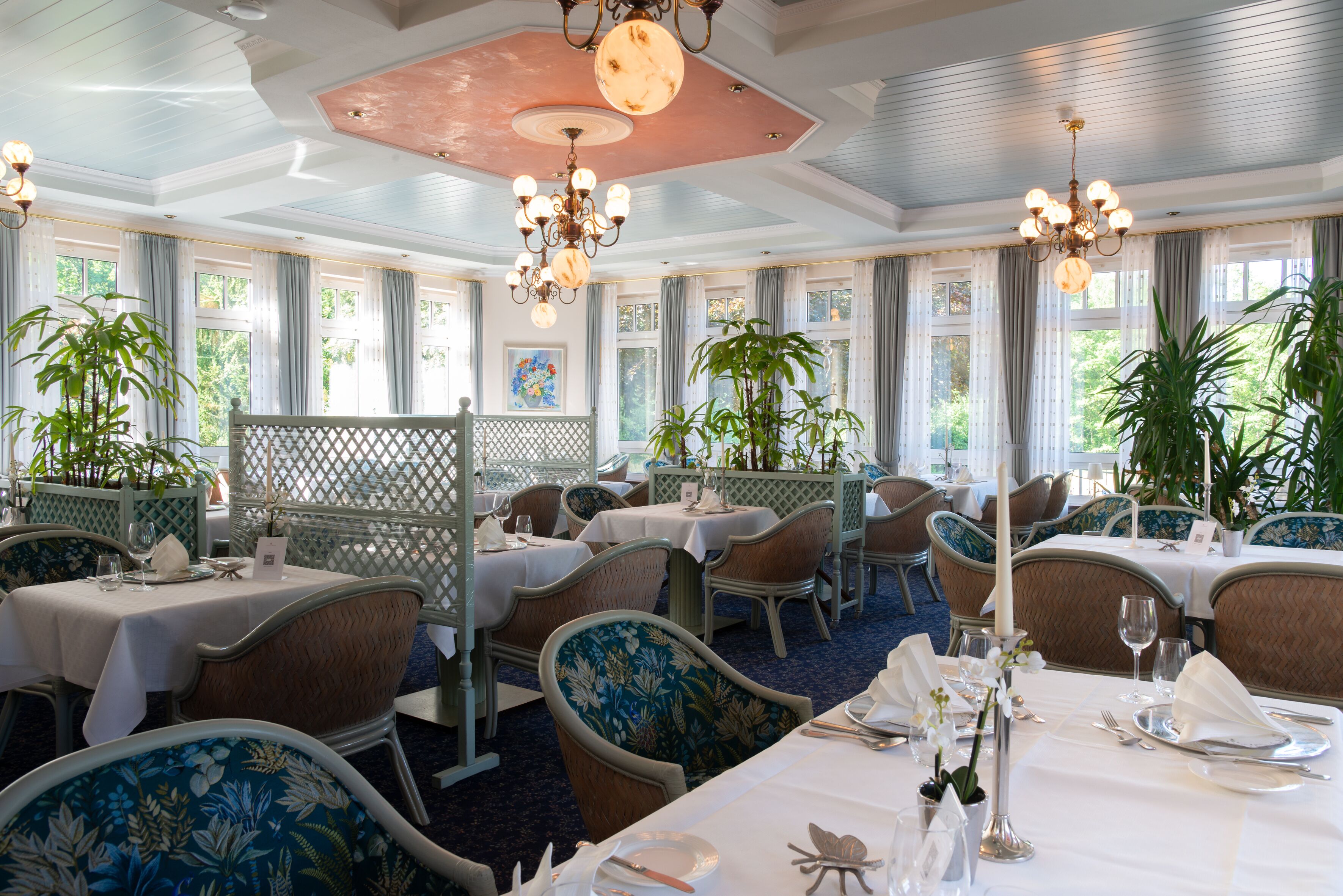 3 restaurants, lunch, dinner served; international cuisine