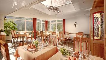 3 restaurants, lunch, dinner served; international cuisine