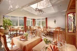 3 restaurants, lunch, dinner served; international cuisine 