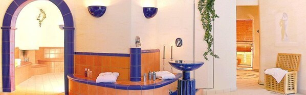 ساونا، حوض استحمام ساخن، غرفة بخار، علاجات للجسم، العلاج بالماء