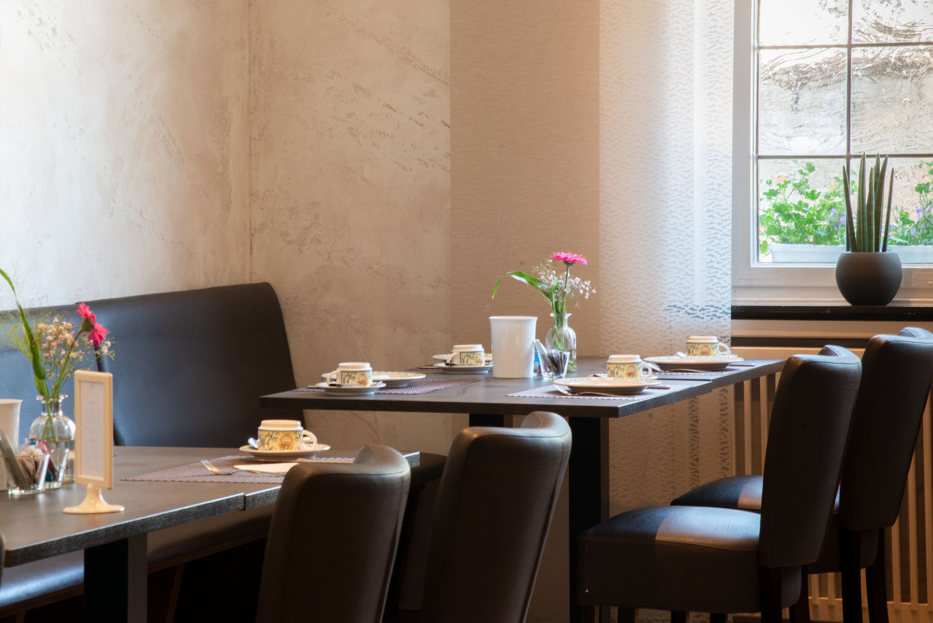 3 restaurants, lunch, dinner served; international cuisine