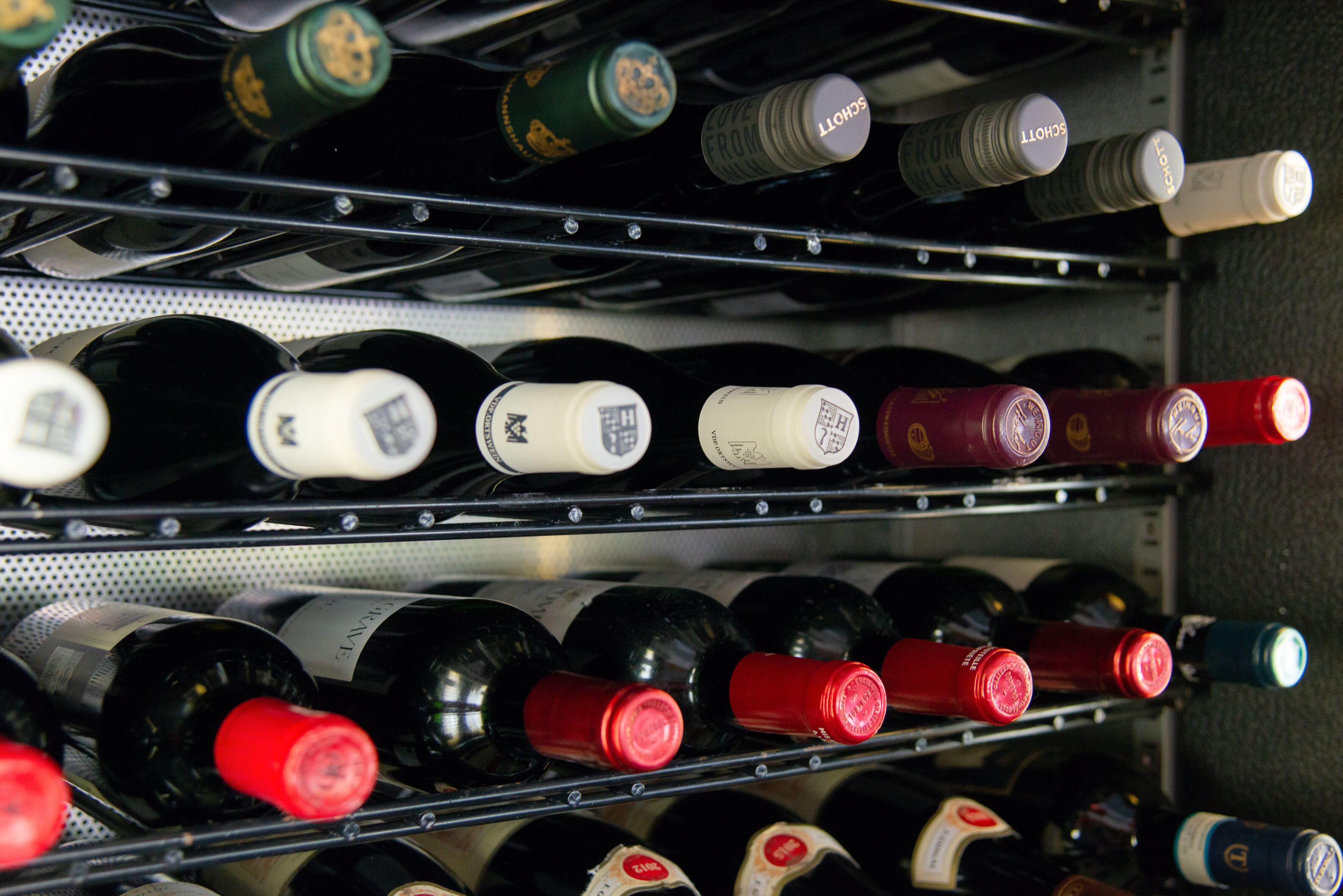 3 restaurants, lunch, dinner served; international cuisine