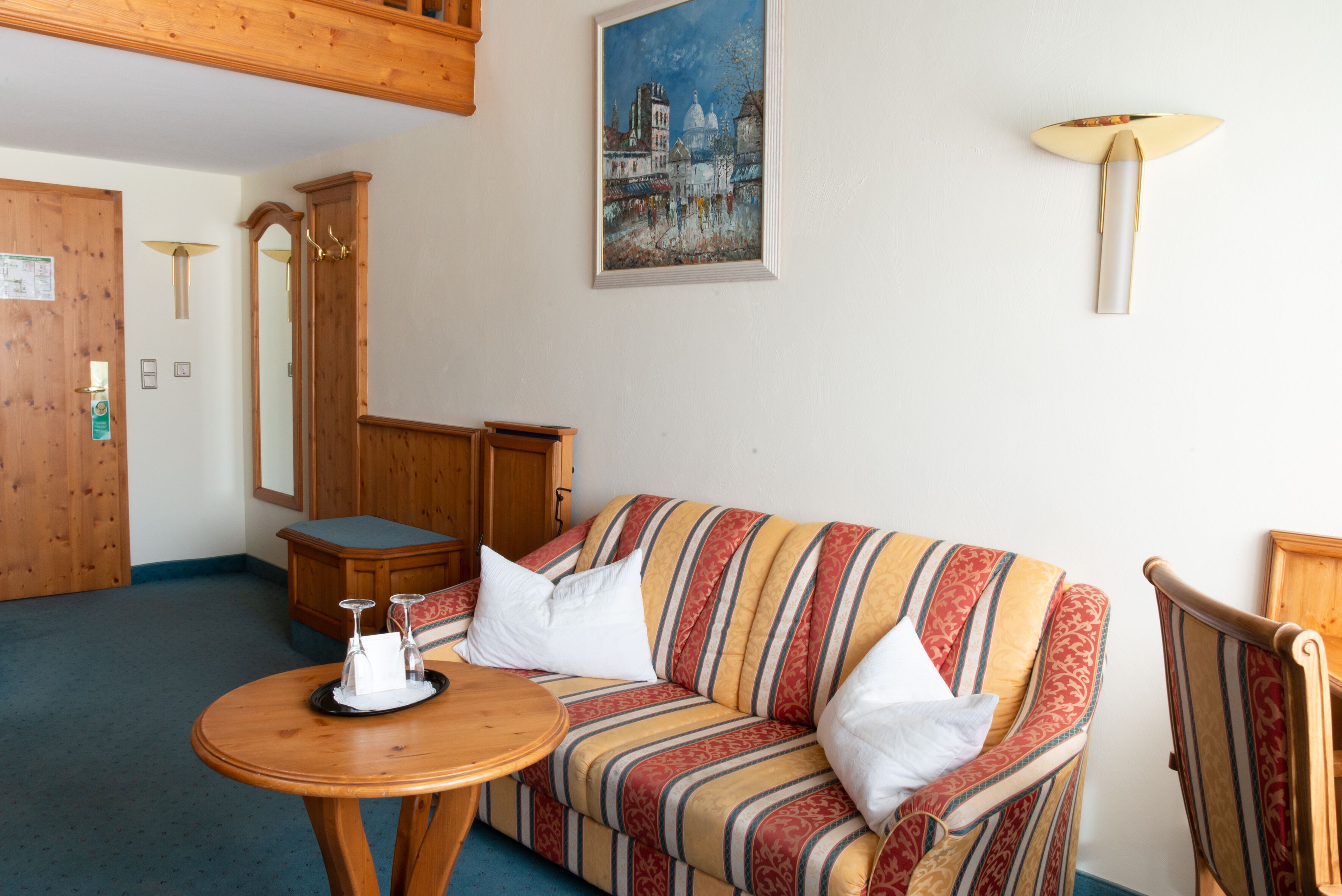 junior room | living area | tv