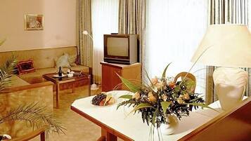 Superior-Doppelzimmer, 1 King-Bett | Wohnbereich | Fernseher