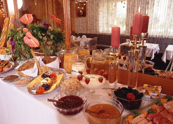 Desayuno buffet diario (EUR 10 por persona)