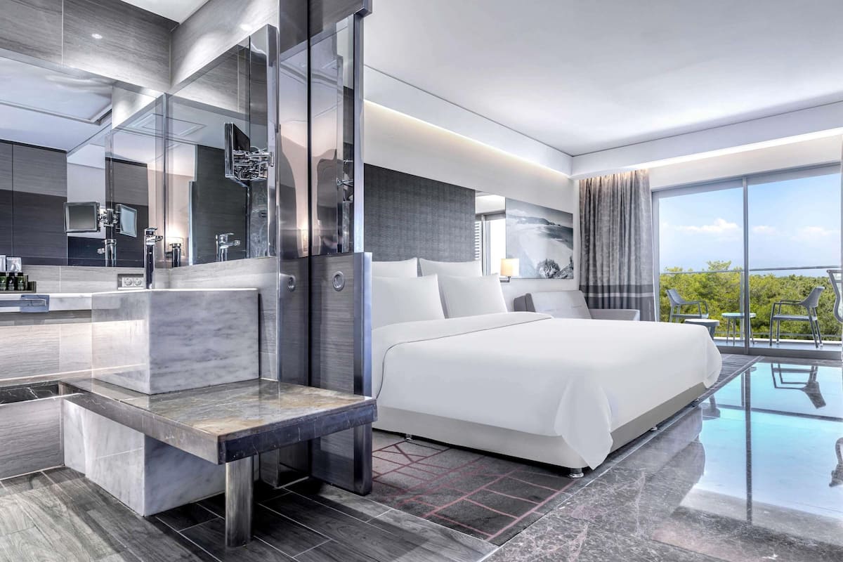 Deluxe Room, 1 King Bed | 1 bedroom, premium bedding, minibar, in-room safe